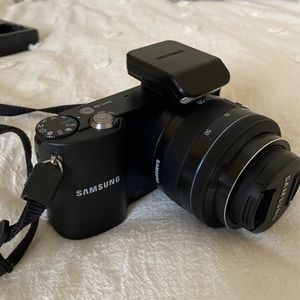Samsung NX1000 DSLR Camera